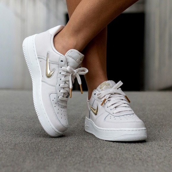 basket nike wmns air force 1 07 prm qs blanc basket nike wmns air force 1 07 prm qs blanc